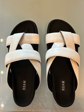 ROAM White Crisscross Vegan Leather Slide Sandals with Black Footbed Size 40